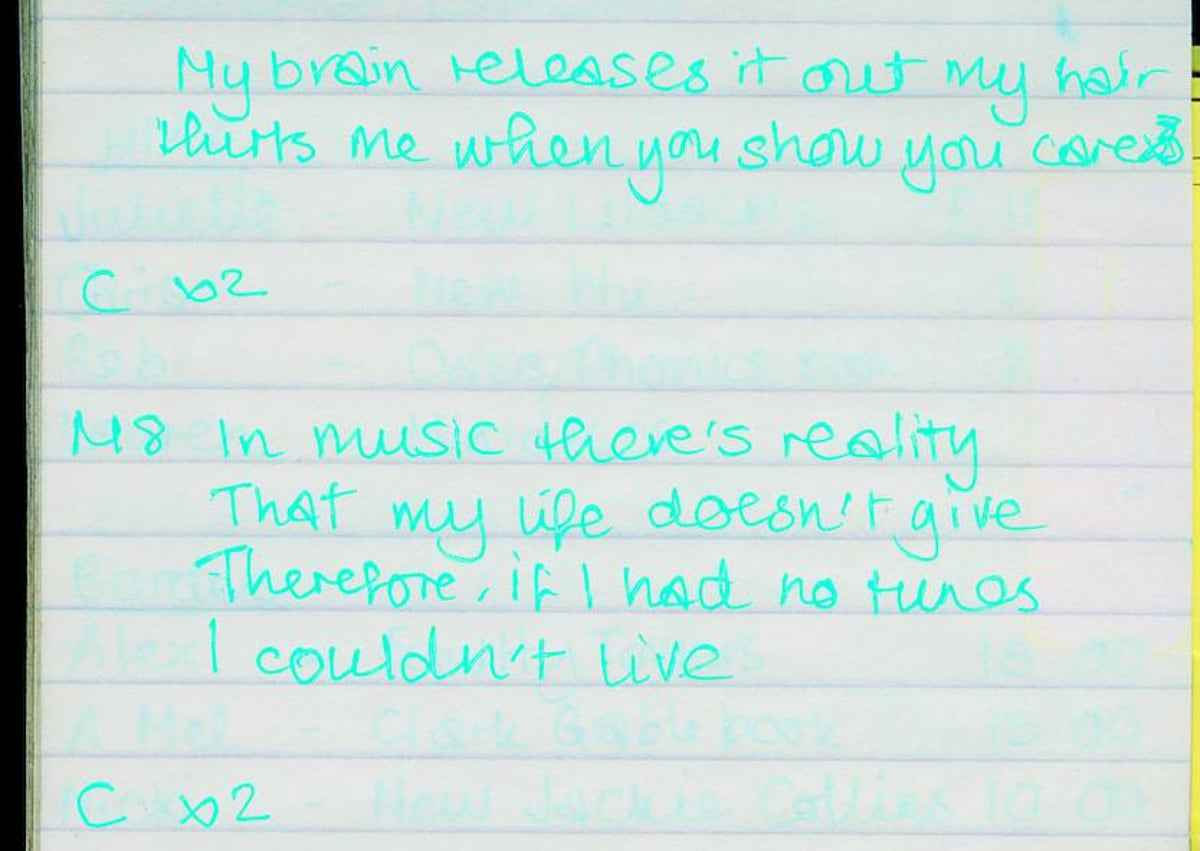 Imagen secundaria 1 — Manuscritos de Amy Winehouse, con lista de compras y letras de canciones.